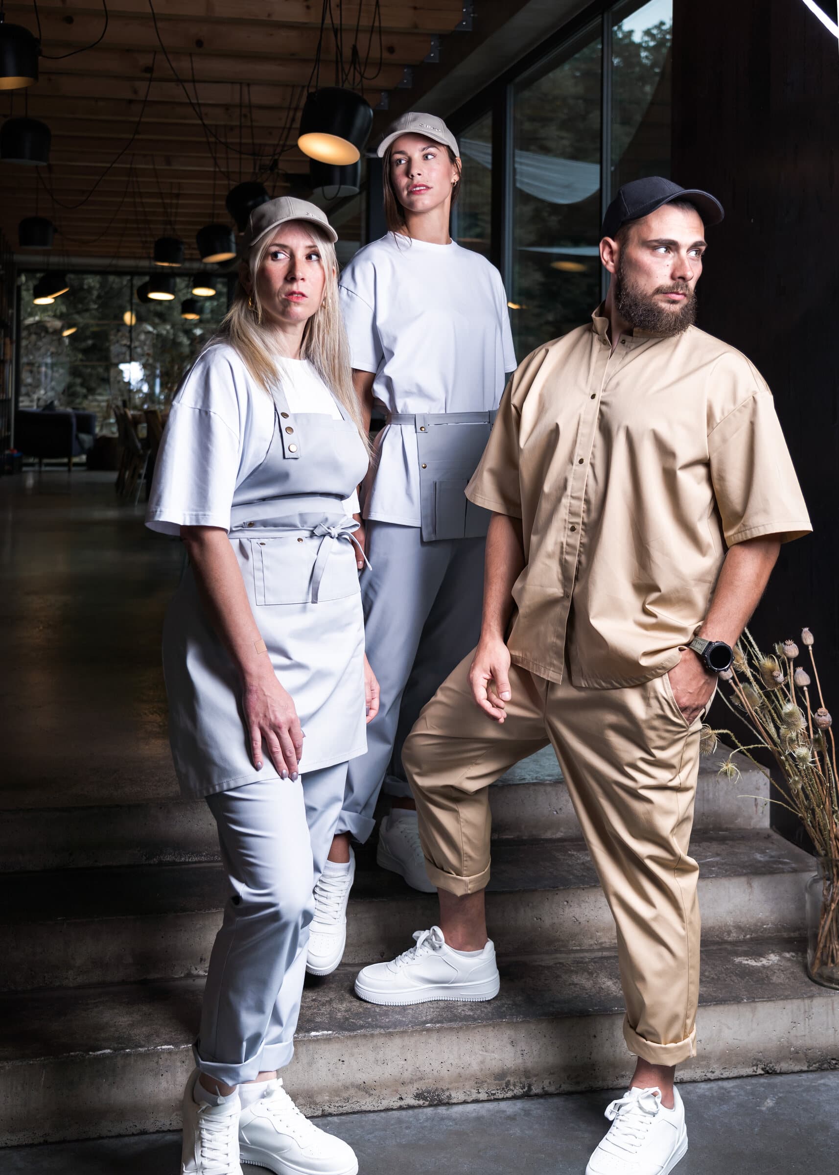Kolegové v béžové a šedé lince Shift Studio