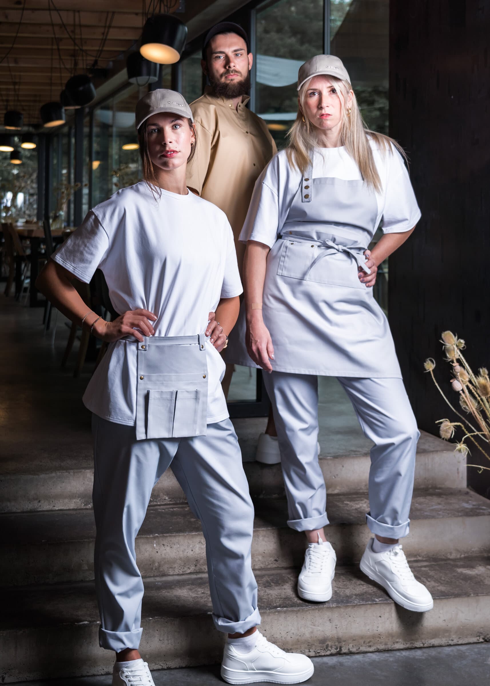 Tým v šedých a béžových uniformách Shift Studio