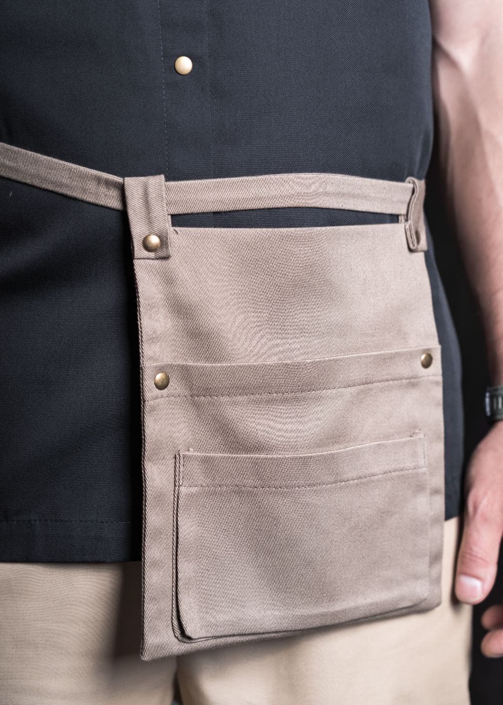 Detail kapsiček a poutek na béžovém pouzdru